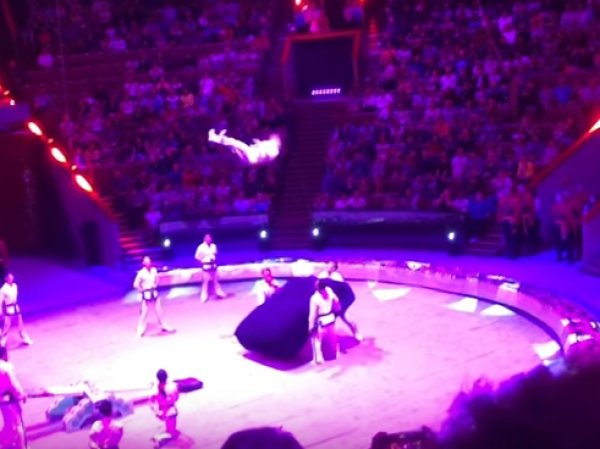 YouTube ВИДЕО: в московском цирке акробат из КНДР сломал шею, пытаясь побить рекорд Гиннеса