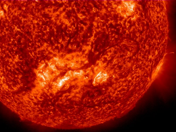 Спутник NASA заснял странный объект с крыльями возле Солнца (ФОТО)