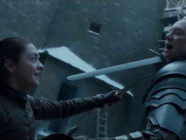 "Игра престолов", 7 сезон: Мэйси Уильямс показала, как сама выполняет трюк с ножом в сериале (ВИДЕО)