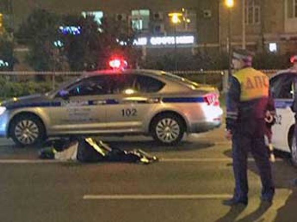 СМИ выяснили, кто был за рулем "Мереседеса", сбившего полицейского в центре Москвы (ВИДЕО)