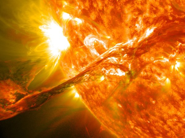 Вспышки на Солнце сегодня онлайн: 8 сентября 2017 произошла третья мощнейшая вспышка (ВИДЕО)