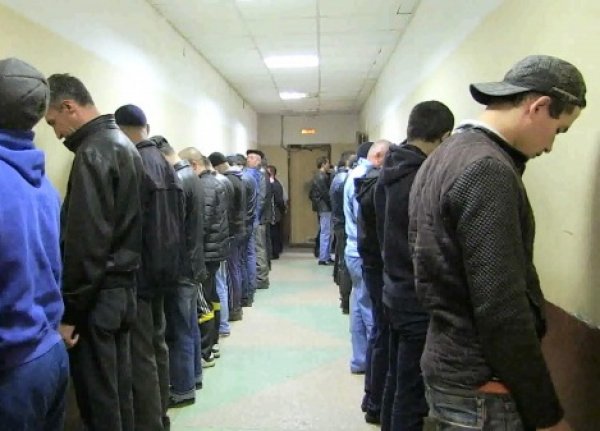 Полиция пресекла драку с участием 150 мигрантов у ТЦ "Москва"