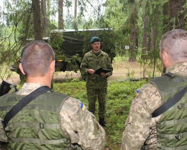 Военные ВСУ избили инструкторов НАТО за изнасилование несовершеннолетних жительниц Донбасса