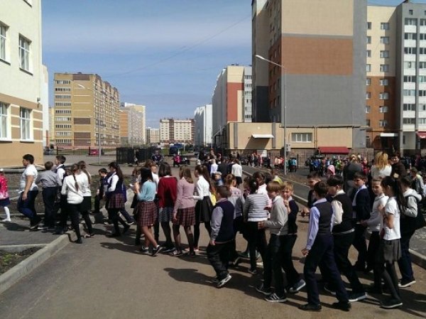 Из восьми школ Москвы эвакуировали около 9 тысяч человек после звонка о минировании