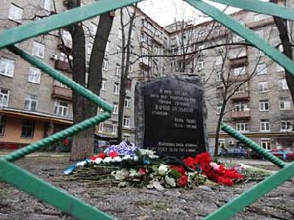 В Москве женщина в хиджабе бросила бутылку коктейля Молотова в мемориал полковнику Буданову
