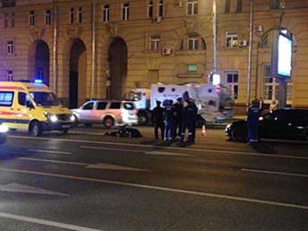 Лихач на "Мерседесе" с мигалками насмерть сбил полицейского в центре Москвы