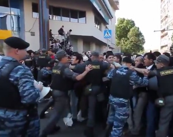 Навальный выложил в Сеть видео прорыва оцепления на Курбан-Байрам в Москве