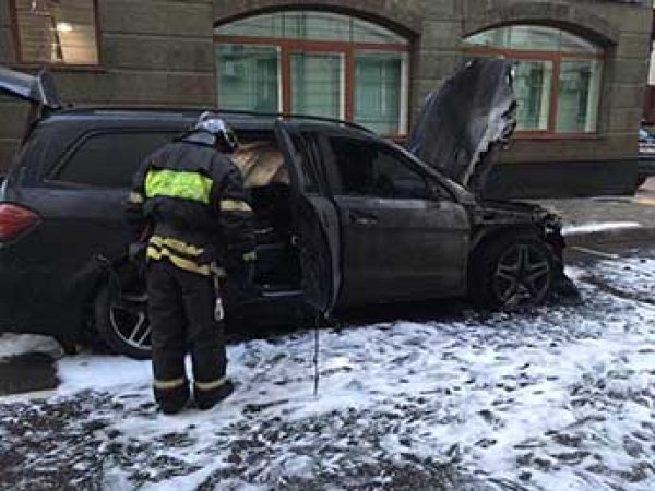 "За Матильду гореть": в Москве сожгли машину адвоката режиссера Учителя (ФОТО)