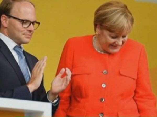 Меркель забросали помидорами во время предвыборного выступления
