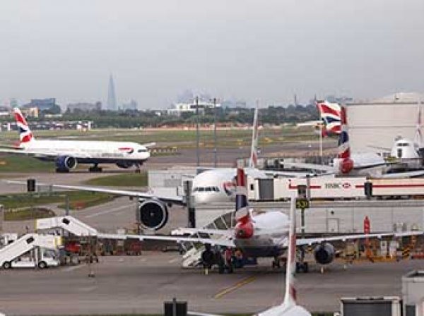 В небе над Лондоном чудом не столкнулись два самолета (ФОТО)