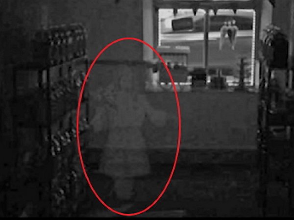 YouTube озадачен видео с призраком девочки в британском магазине сладостей
