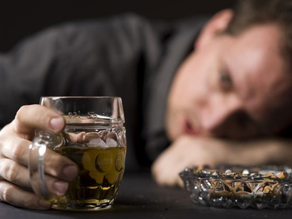 Ученые назвали мужской алкоголизм опаснее женского