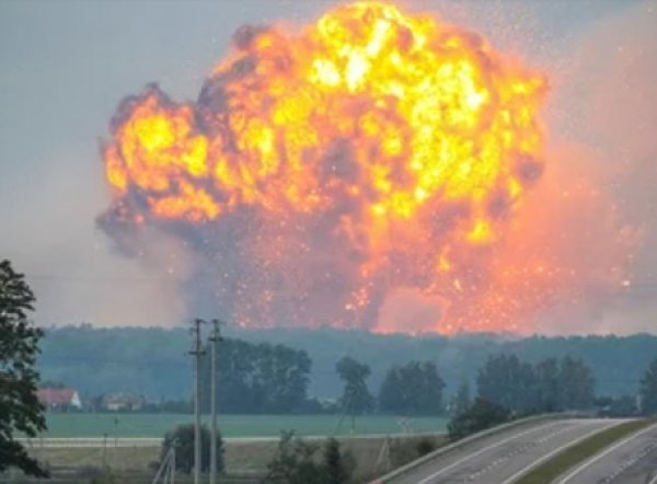 ВИДЕО пожара со взрывами на складе боеприпасов под Винницей сравнили с Апокалипсисом