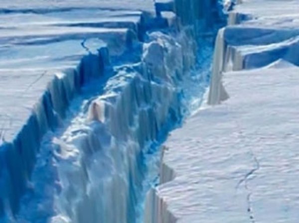 НАСА показало ВИДЕО движения магаайсберга из космоса
