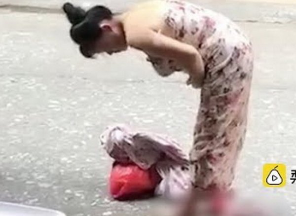 В Китае женщина родила ребенка прямо на улице, по дороге из магазина