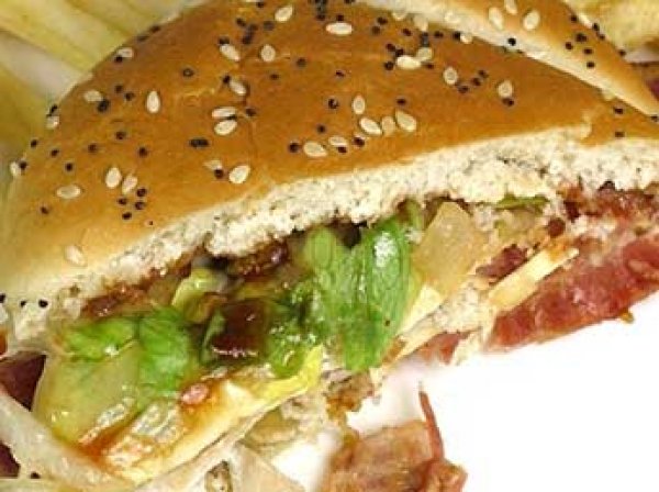 Евреи и мусульмане в США судятся с сетью ресторанов KFC из-за свинины в сэндвичах