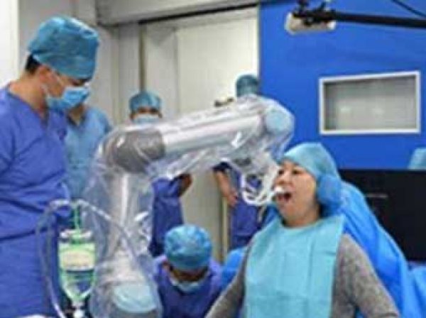 В Китае робот-стоматолог провел первую операцию без участия человека (ВИДЕО)