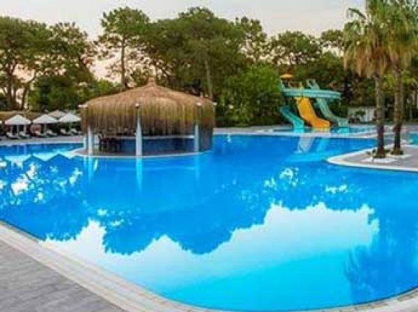 Турист из России утонул в бассейне отеля в Турции