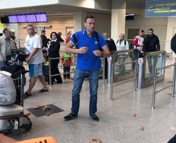Видео, как на Навального в аэропорту надели сардельки, попало в Сеть