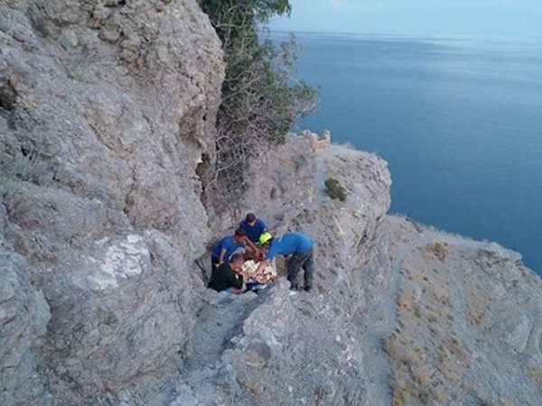 В Крыму туристка сорвалась со скалы во время селфи