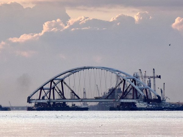 Строители начали подъем автодорожной арки на опоры  Крымского моста