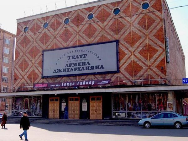 СМИ сообщили о рейдерском захвате театра Джигарханяна