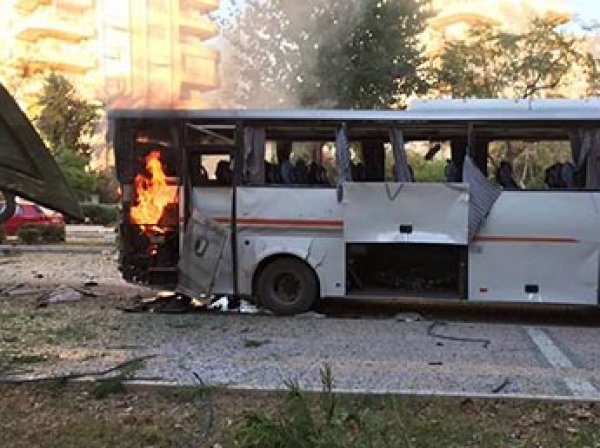 Мощный взрыв прогремел в Турции у автобуса с полицией