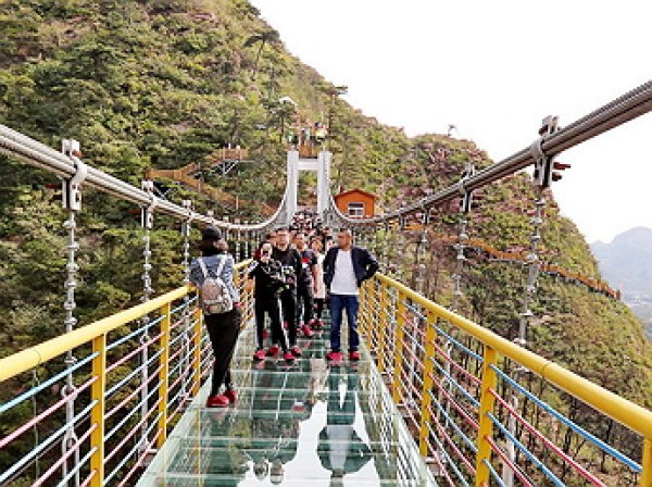 Легендарный стеклянный мост в Китае «треснул» под ногами туристов