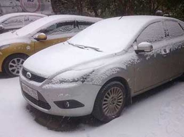 Снегопад в Екатеринбурге 3 октября привел к транспортному коллапсу: 9-балльные пробки, нет такси, много ДТП (ФОТО, ВИДЕО)