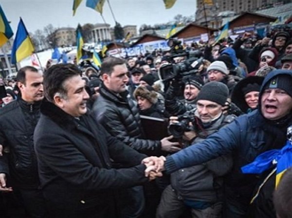 В Киеве начались столкновения митингующих с полицией