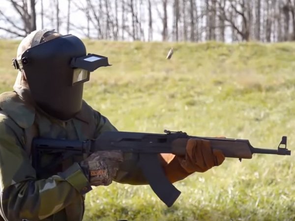 YouTube позабавило ВИДЕО, как американец попытался "сломать" автомат Калашникова на стрельбище