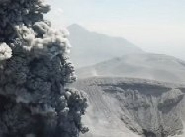В Сети появилось видео извержения вулкана Симмоэ в Японии