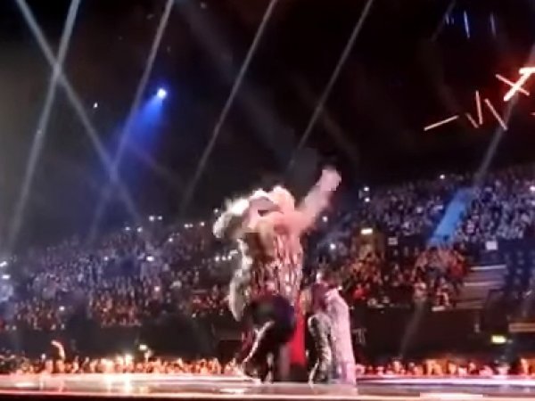 На YouTube попало видео, как британская певица провалилась в люк прямо на сцене