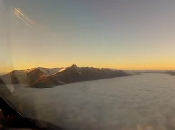 На YouTube появилось жуткое видео посадки самолета в густых облаках