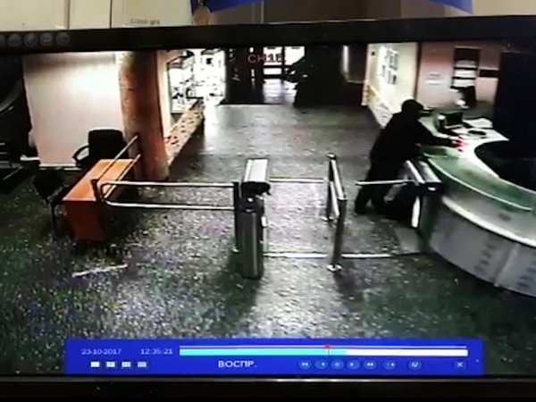 Опубликовано видео проникновения мужчины с ножом в редакцию "Эха Москвы"