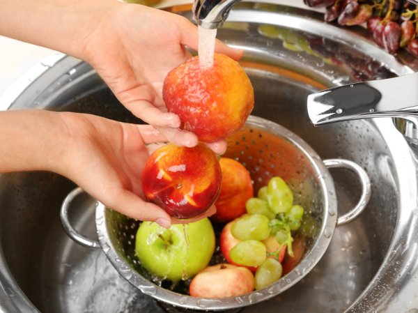 Ученые рассказали, как нужно мыть фрукты