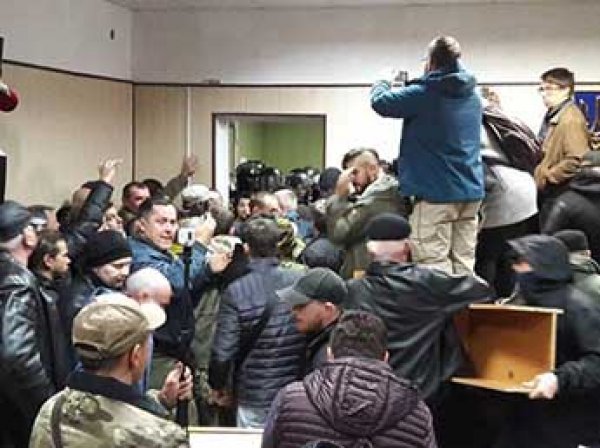 Националисты устроили погром и блокировали суд Киева: задержаны 30 человек