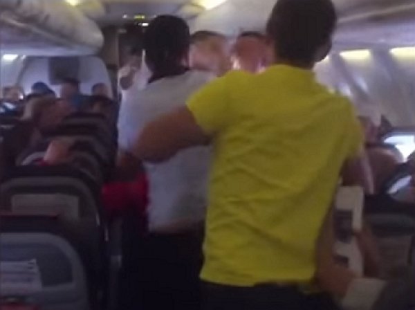 YouTube ВИДЕО: пьяный пассажир устроил дебош в самолёте Анталья – Уфа