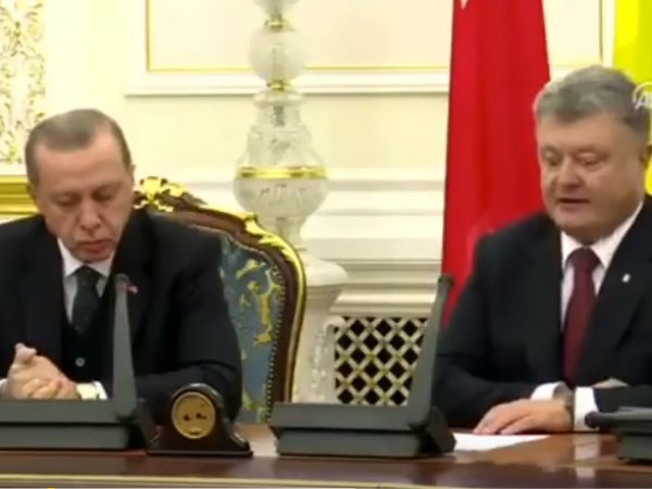 Эрдоган задремал на пресс-конференции с Порошенко