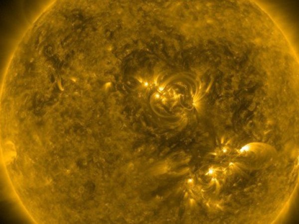Ученые показали гигантское "черное сердце" на Солнце