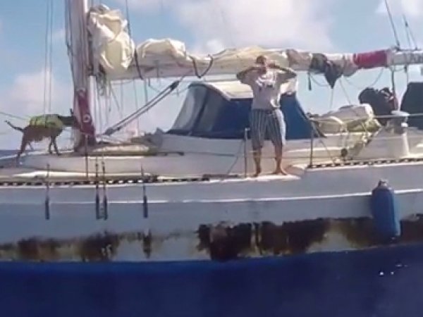 Опубликовано видео спасения американок, 5 месяцев дрейфовавших в Тихом океане