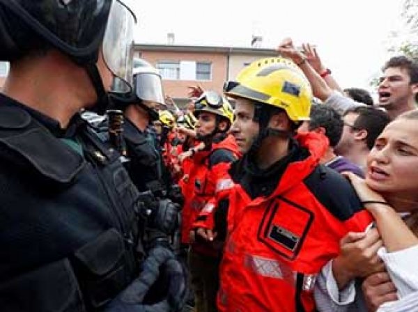 Пожарные стали героями Каталонии, заслонив своими телами людей от полиции