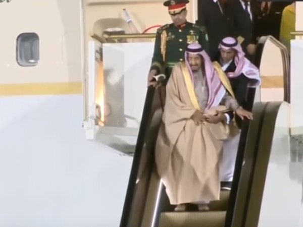 В Москве у короля Саудовской Аравии при выходе из самолета сломался трап-эскалатор