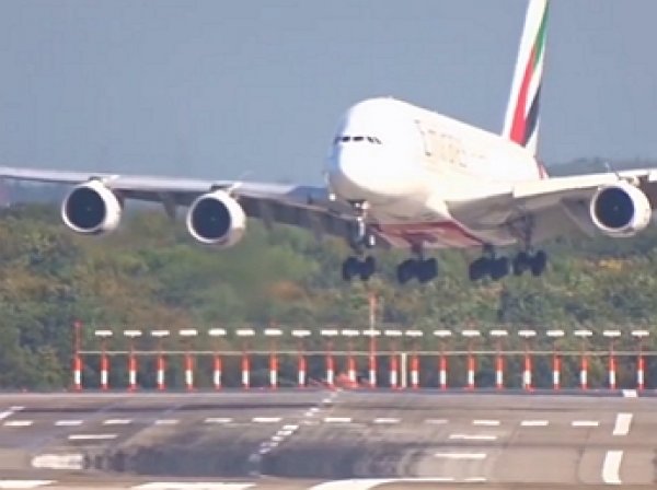 YouTube ВИДЕО: самый крупный авиалайнер в мире «устроил дрифт» при посадке