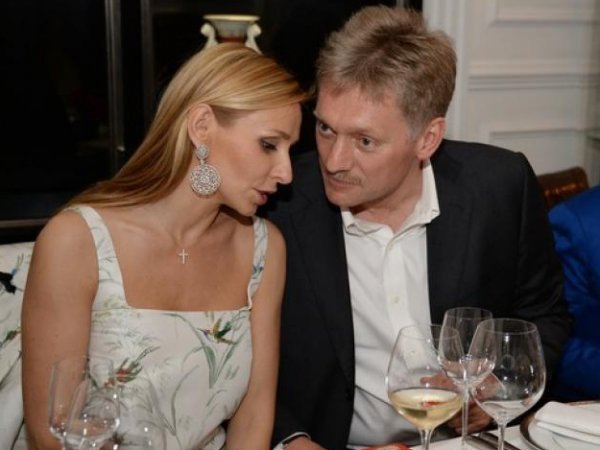 Соцсети раскритиковали Пескова и Навку за празднование Хэллоуина с 3-летней дочкой