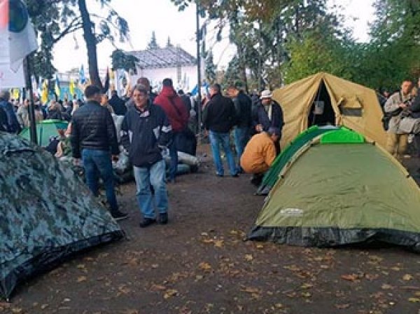 Митингующие в Киеве окружили Раду десятками палаток