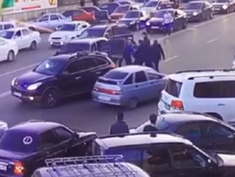 Избиение водителя, не уступившего дорогу главе МВД Дагестана, попало на видео