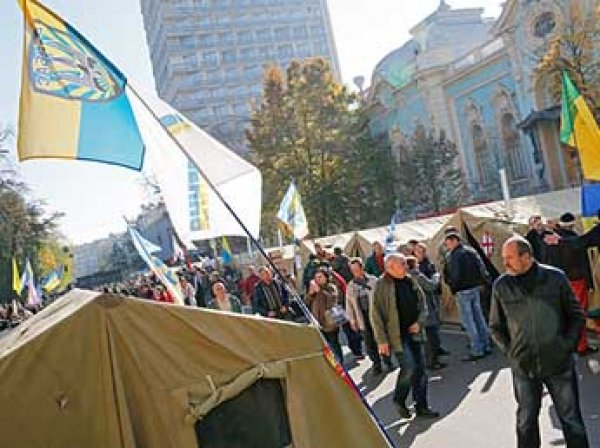 В Киеве спецназ начал штурм палаточного городка у Рады