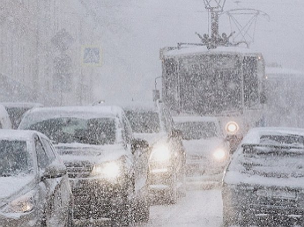 ЦОДД предупредил москвичей о 9-бальных пробках из-за снегопада