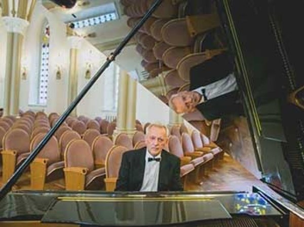 Пианист Михаил Клейн умер на сцене прямо во время концерта в Иркутске